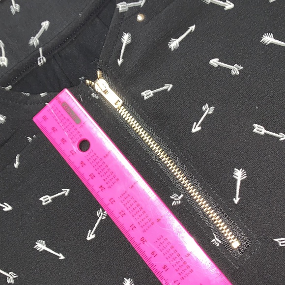 Arrow Printed Top - Picture 2 of 7